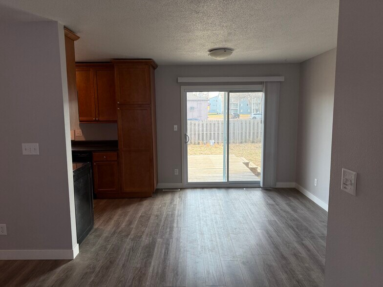 Dining area - 5401 W 25th St