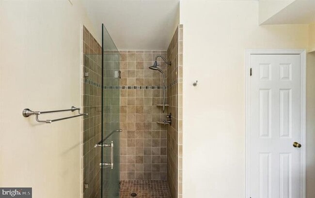 Building Photo - 10418 Willow Crest Ct