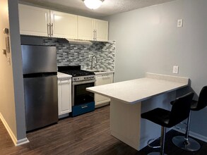 Building Photo - 10 Kenmar Dr