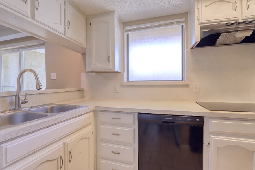 Building Photo - 711 Harbour Town Dr