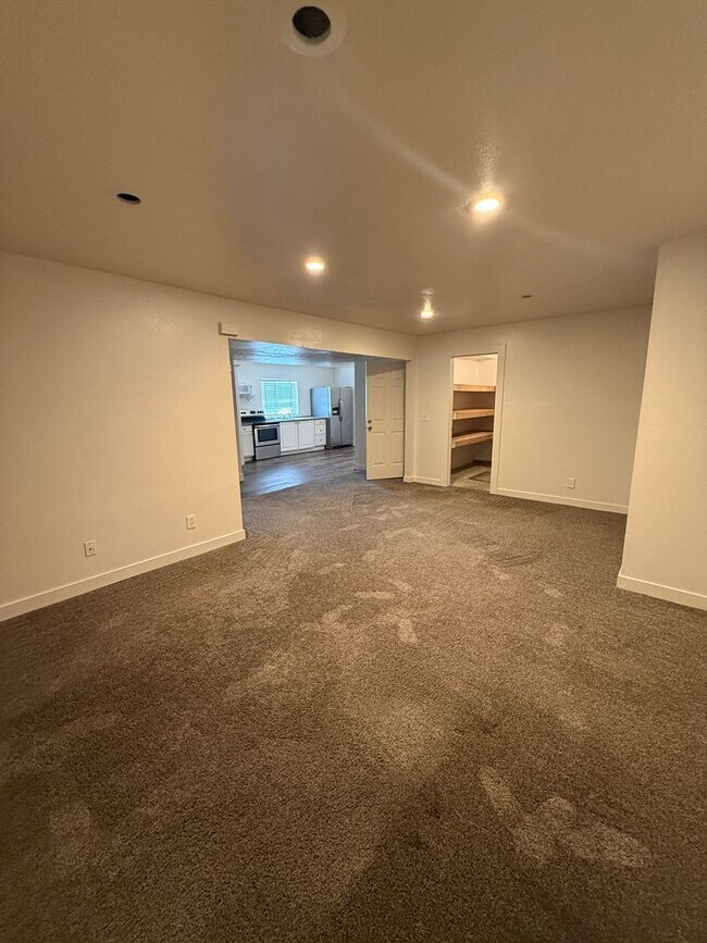 Building Photo - Dual-Living 6-Bed Rambler | 2 Kitchens & 2 Laundry Rooms!