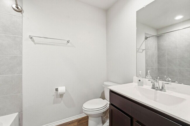 Building Photo - 3935 Country Club Dr