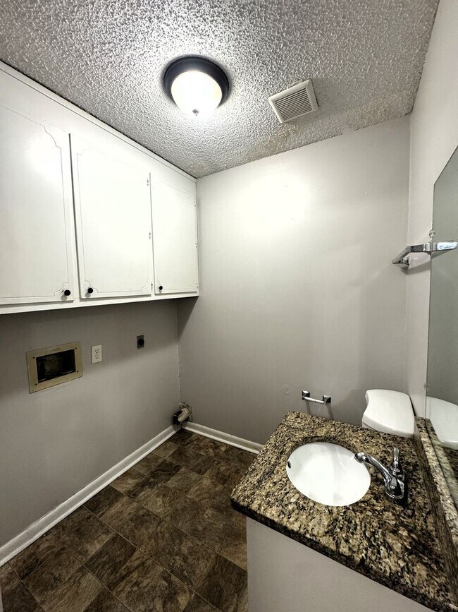 Building Photo - Move-In Special!! 1/2 Off First Month's Re...