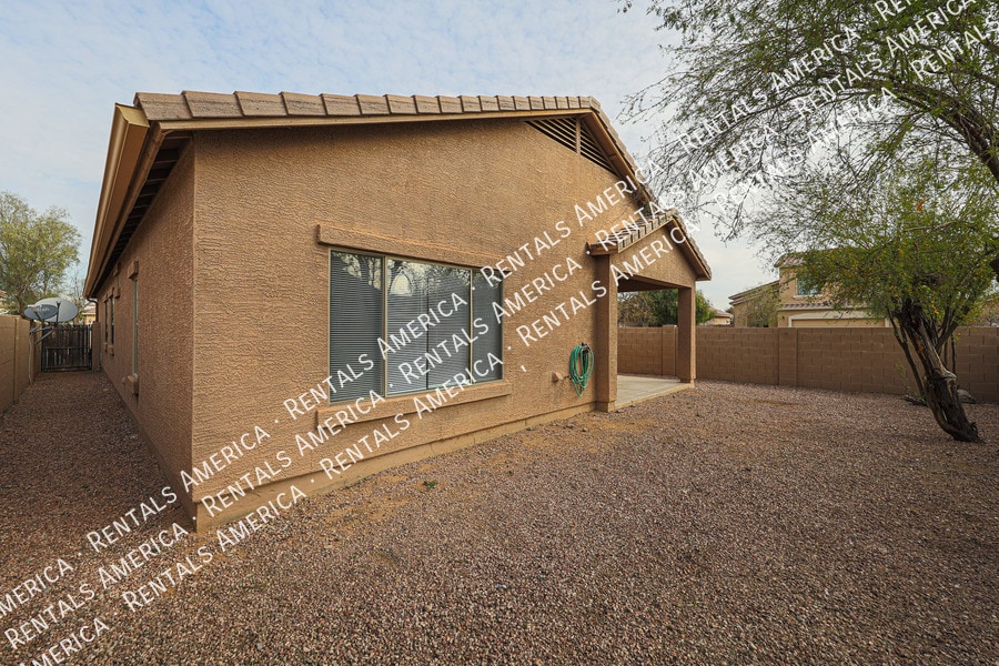 Building Photo - 8805 W Hilton Ave