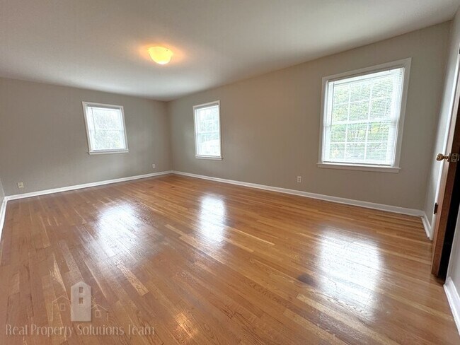 Building Photo - Two Story Home in Upper Arlington with att...