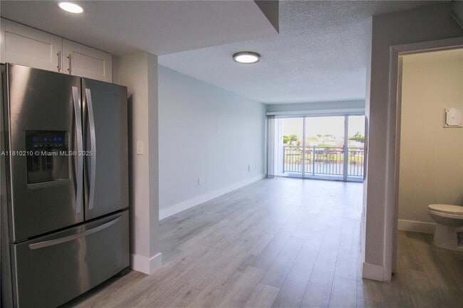 Building Photo - 9359 Fontainebleau Blvd