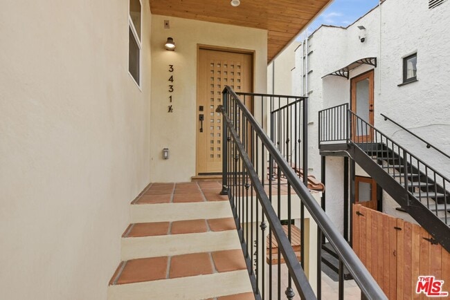 Building Photo - 3431 Edgehill Dr