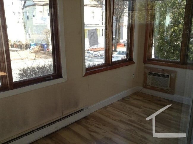 Building Photo - Rare Single Family 4BR/3BA w/laundry, parking, yard! 9/1