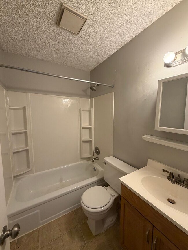Building Photo - 212 Jay Dr