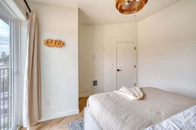 Building Photo - 5018 NE 26th Ave