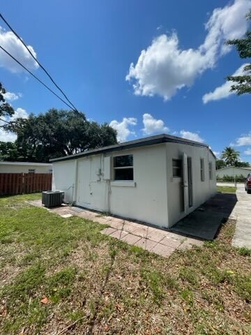 Building Photo - 3701 SW 48th Ave