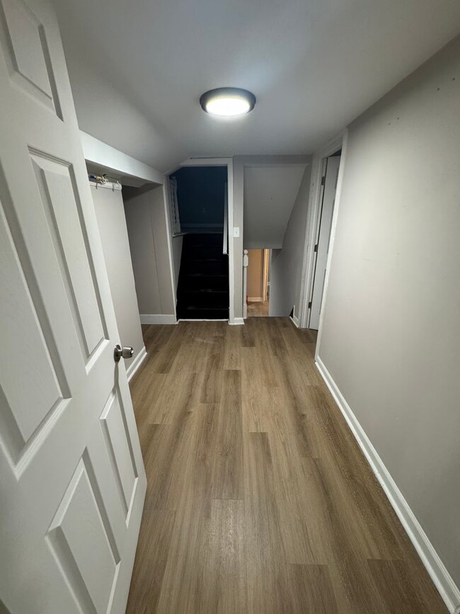 Building Photo - Spacious 6 bedroom - **1 MONTH FREE RENT**