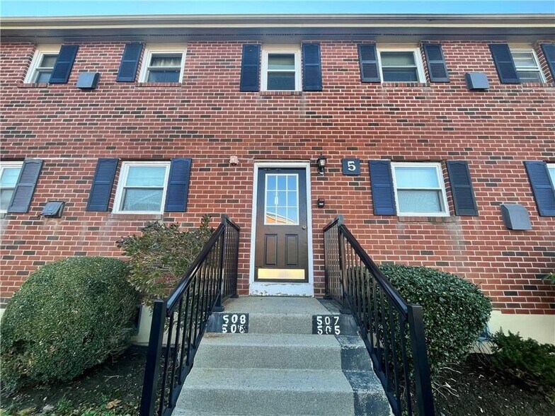 Primary Photo - 70 Carroll Ave