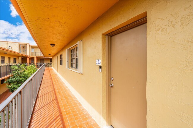Building Photo - 329 W 68th St