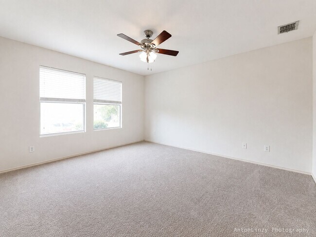 Building Photo - 2374 Somerset Dr
