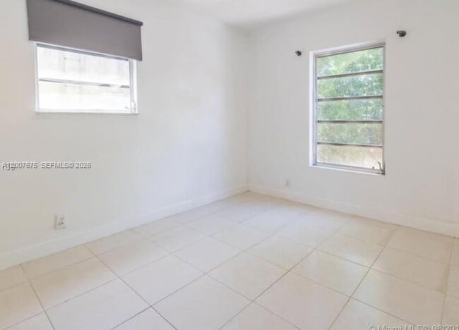 Building Photo - 305 NE 2nd Ave