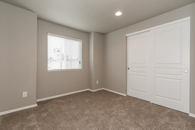 Building Photo - Beautiful 3 bedroom tiny home in Cottage Grove- River Walk Village