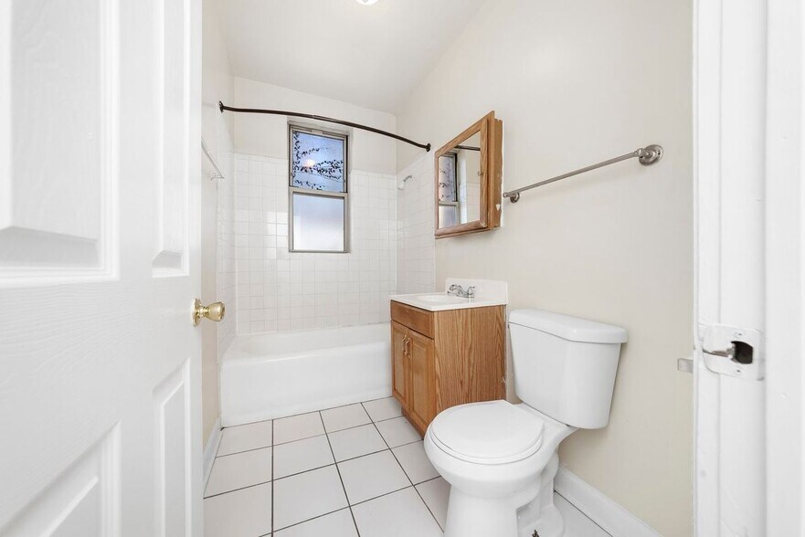 Building Photo - 550 W Aldine Ave