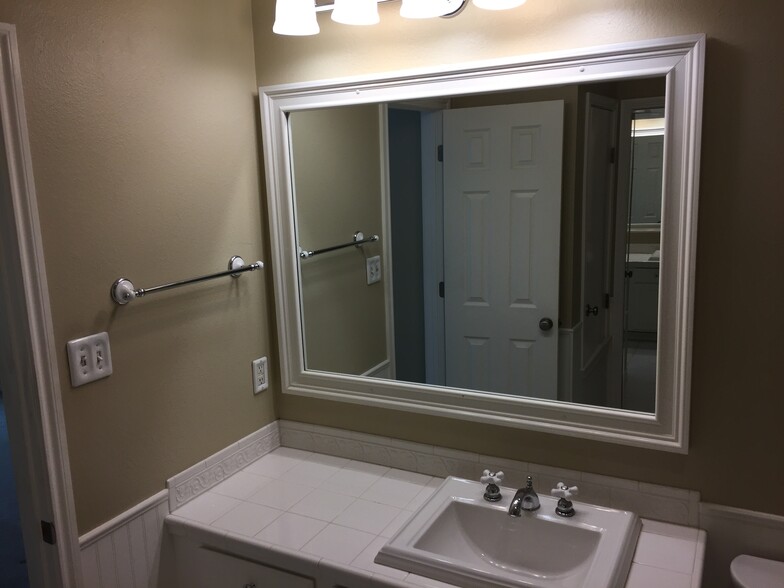 Building Photo - 14400 Montfort Dr