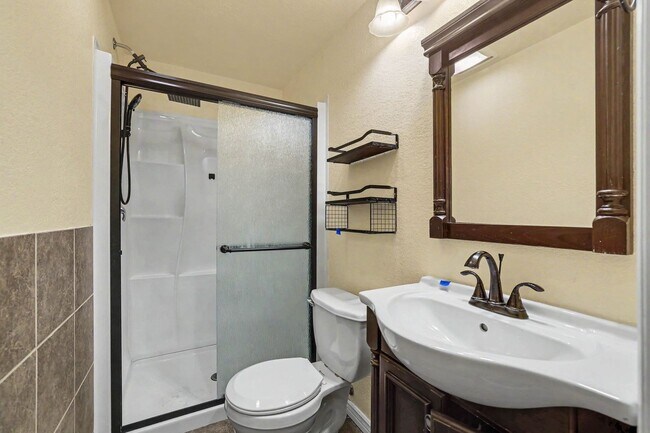 Building Photo - Spacious 5 Bedroom Home with Fenced Yard & 2 Car Garage
