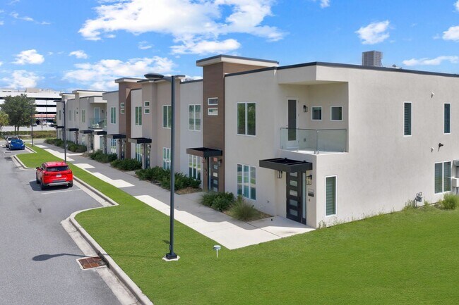 Building Photo - 3349 SW 50th Dr