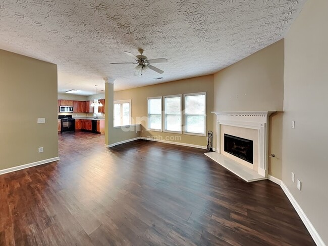 Building Photo - 2175 Village Green Dr