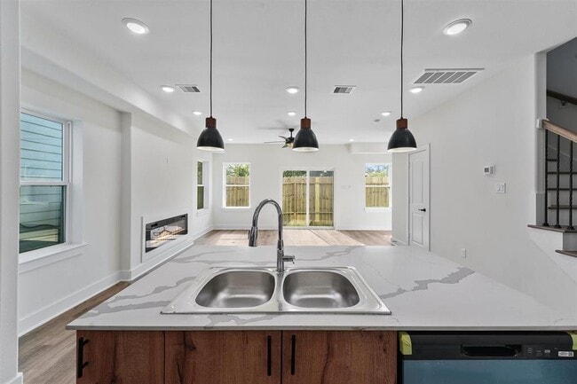 Building Photo - 855 S Victory Dr
