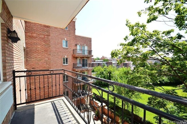 Building Photo - 69-14 41st Ave