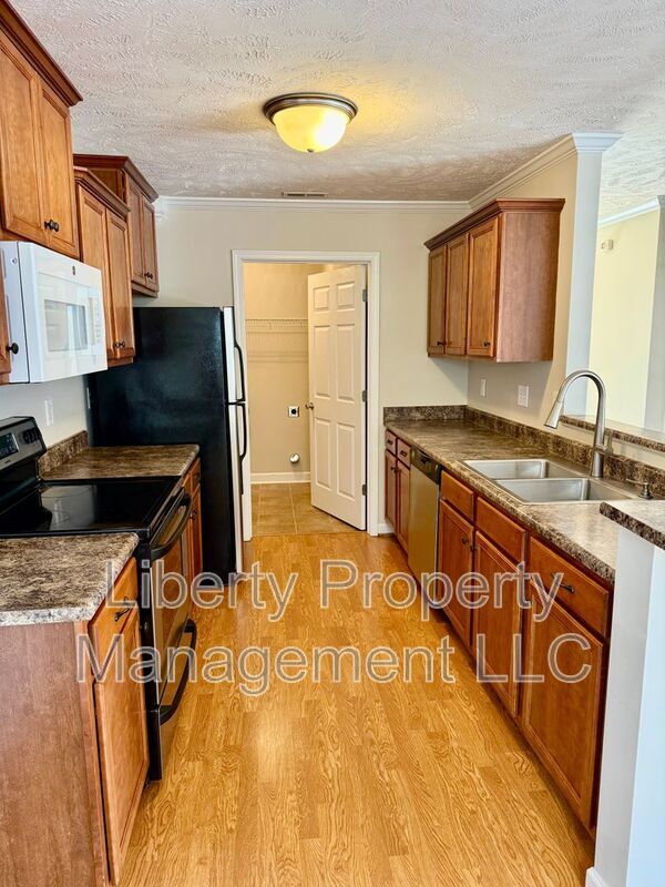 Building Photo - 1800 Balmoral Dr