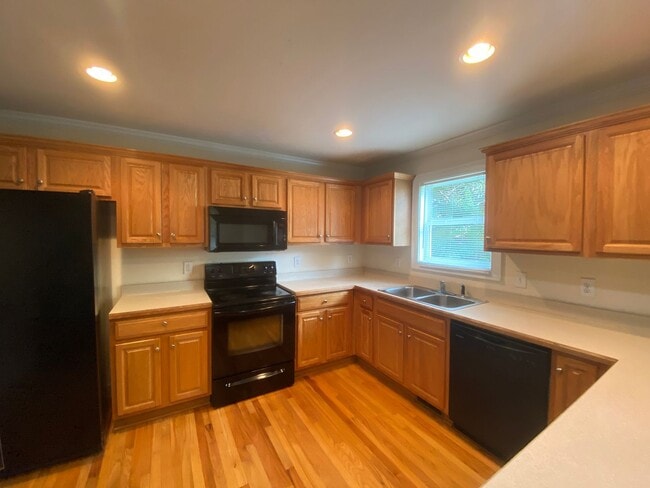 Building Photo - PRE-LEASING FOR AUGUST 6 2026!