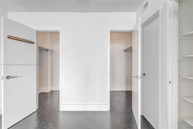 Building Photo - 5151 Collins Ave