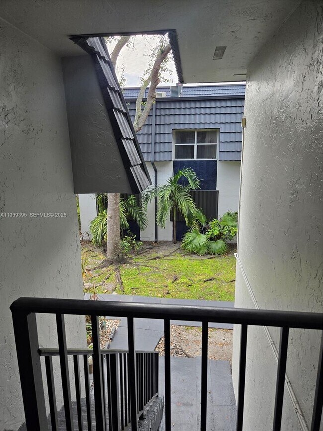 Building Photo - 8007 W 6th Ave