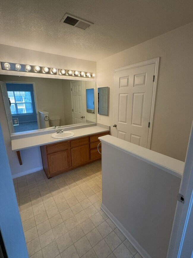 Building Photo - Spacious 2 Bed, 2 Bath Condo