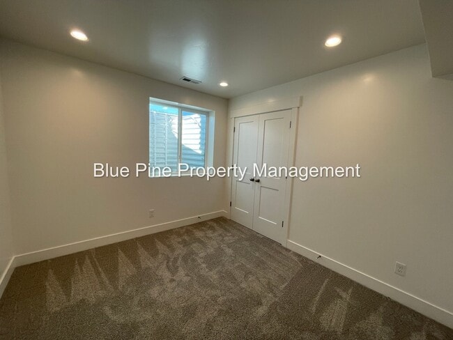 Building Photo - 5844 Wildrose Ave