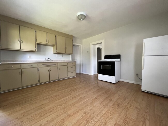 Building Photo - 613 N Dewey St