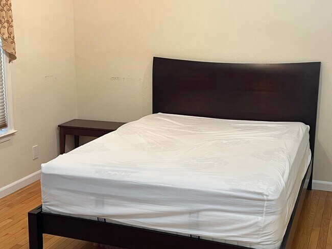 Building Photo - FURNISHED SHORT TERM 6 MONTH MINIMUM STAY