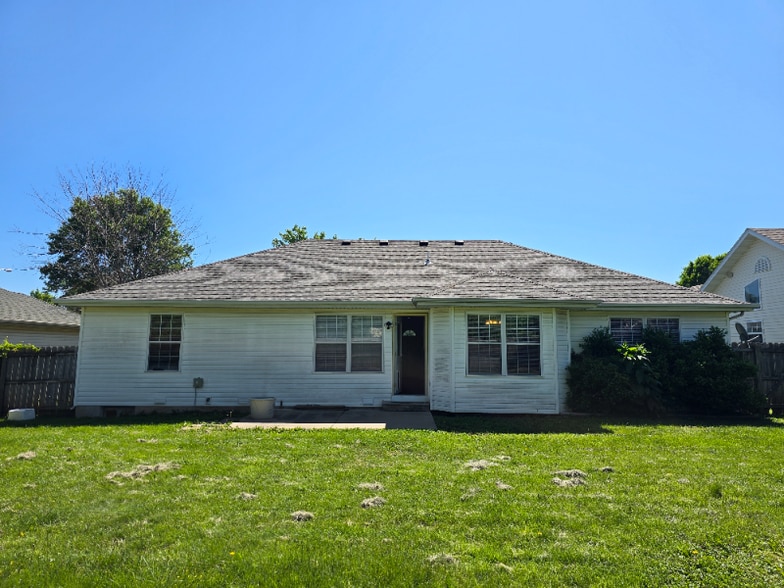 Building Photo - 1745 S Fisk Ave
