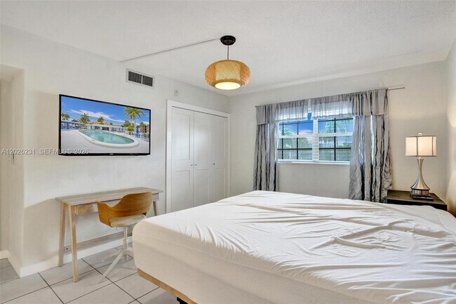 Building Photo - 450 Paradise Isle Blvd