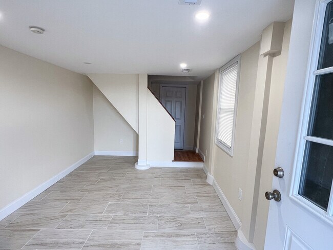 Building Photo - 194 Commercial St