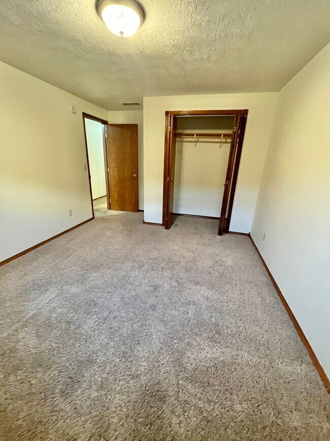 Building Photo - Spacious 4 Bed/3 Bath Twinhome in Brandon!
