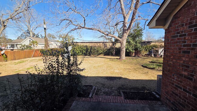 Building Photo - 1688 Pearlott St