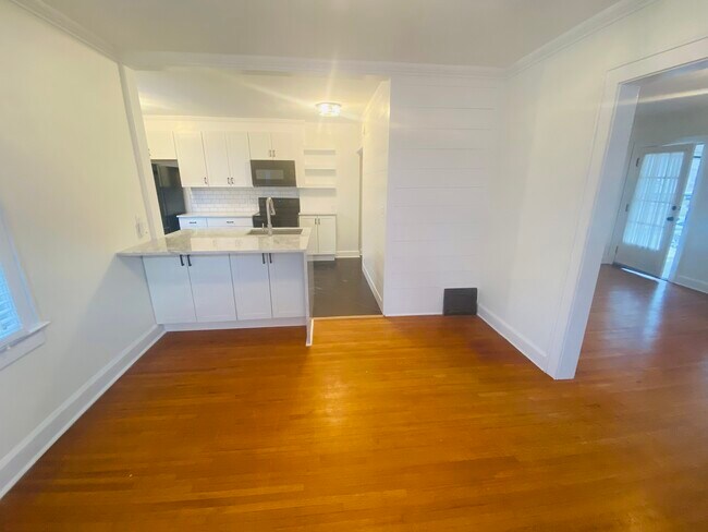 Building Photo - 930 E 56th St