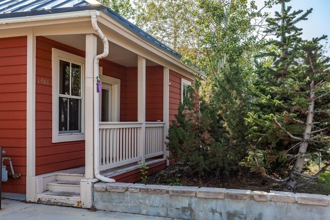 Building Photo - Old Town GEM Just 1 Block from PCMR!