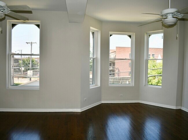 Building Photo - 867 E Pershing Rd
