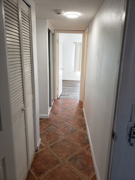 Building Photo - 2724 Hidden Lake Blvd