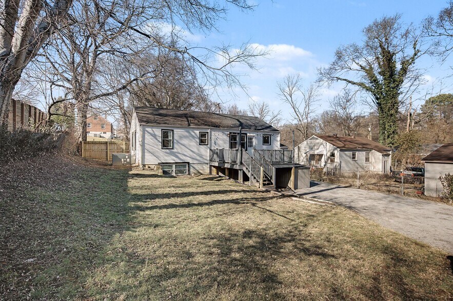 Building Photo - 2204 Sandra Dr