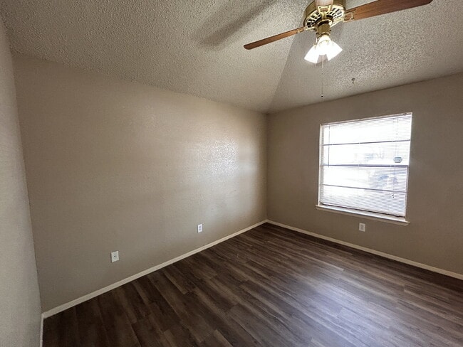 Building Photo - nice 2/1 duplex in North Lubbock