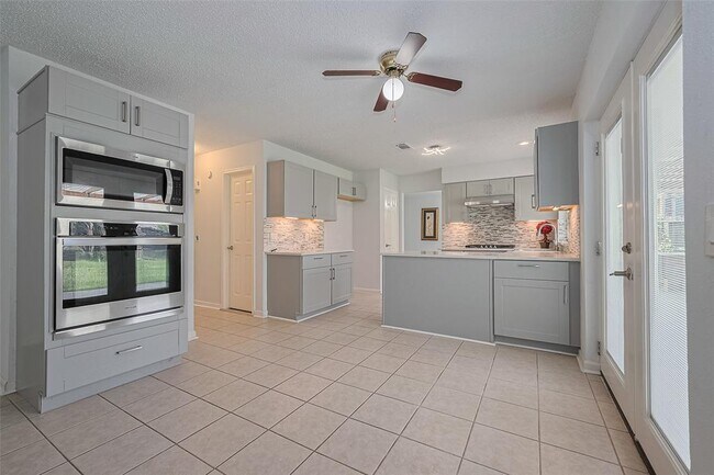 Building Photo - 3131 Double Lake Dr