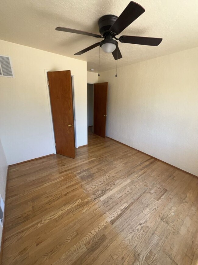 Building Photo - Beautiful Home Minutes from Uptown Albuquerque!