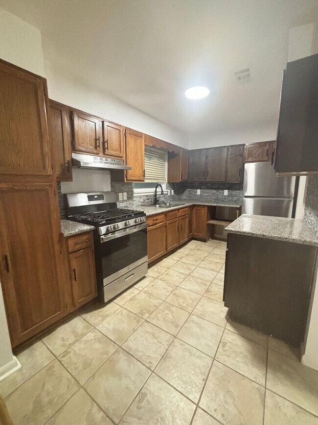 Building Photo - 3 BEDROOM /1.5 BATH NEAR DOWNTOWN BENTON